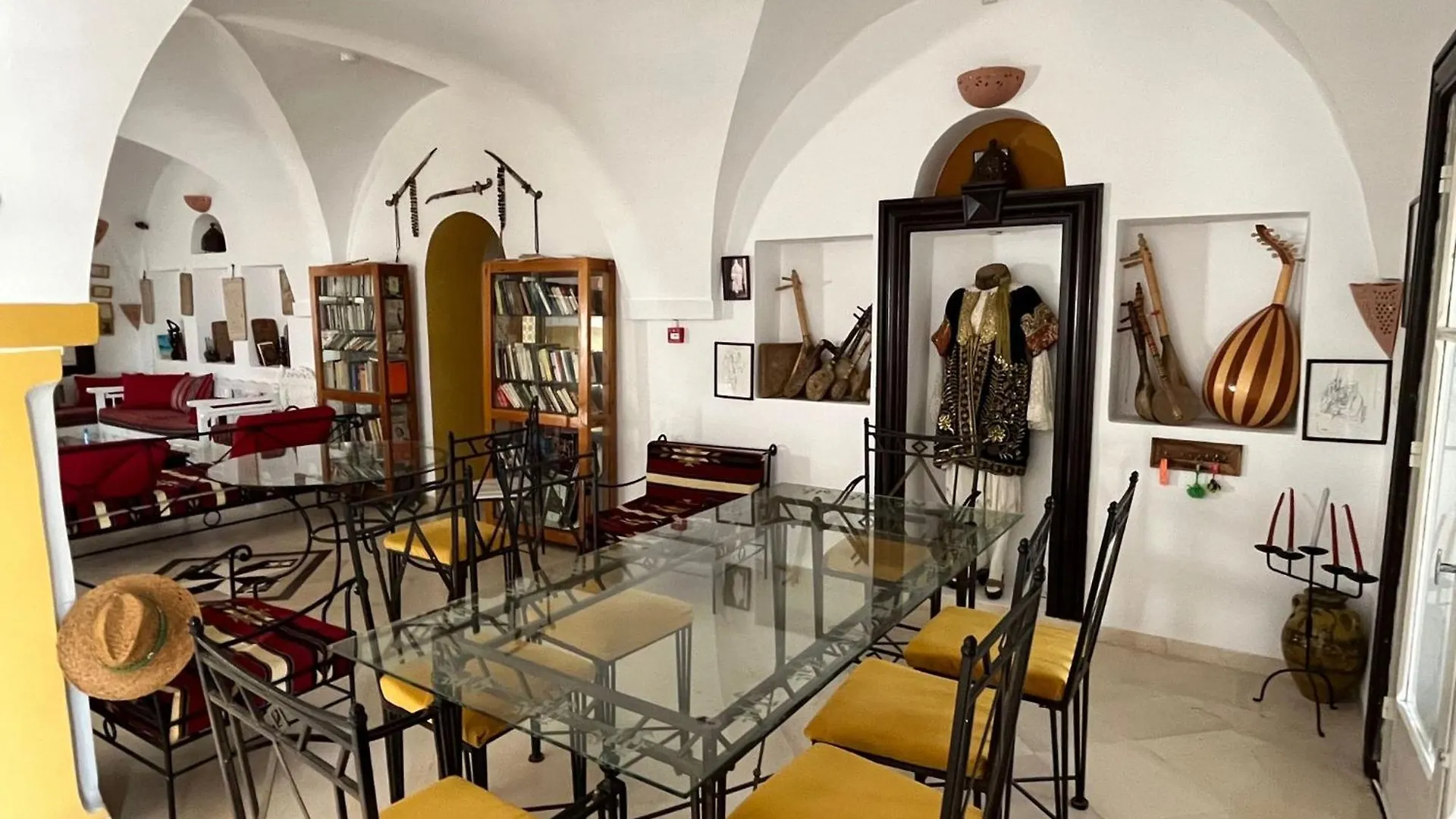 Giardino del B&B Dar Beldi ad Hammamet con vialetto in pietra e vegetazione mediterranea